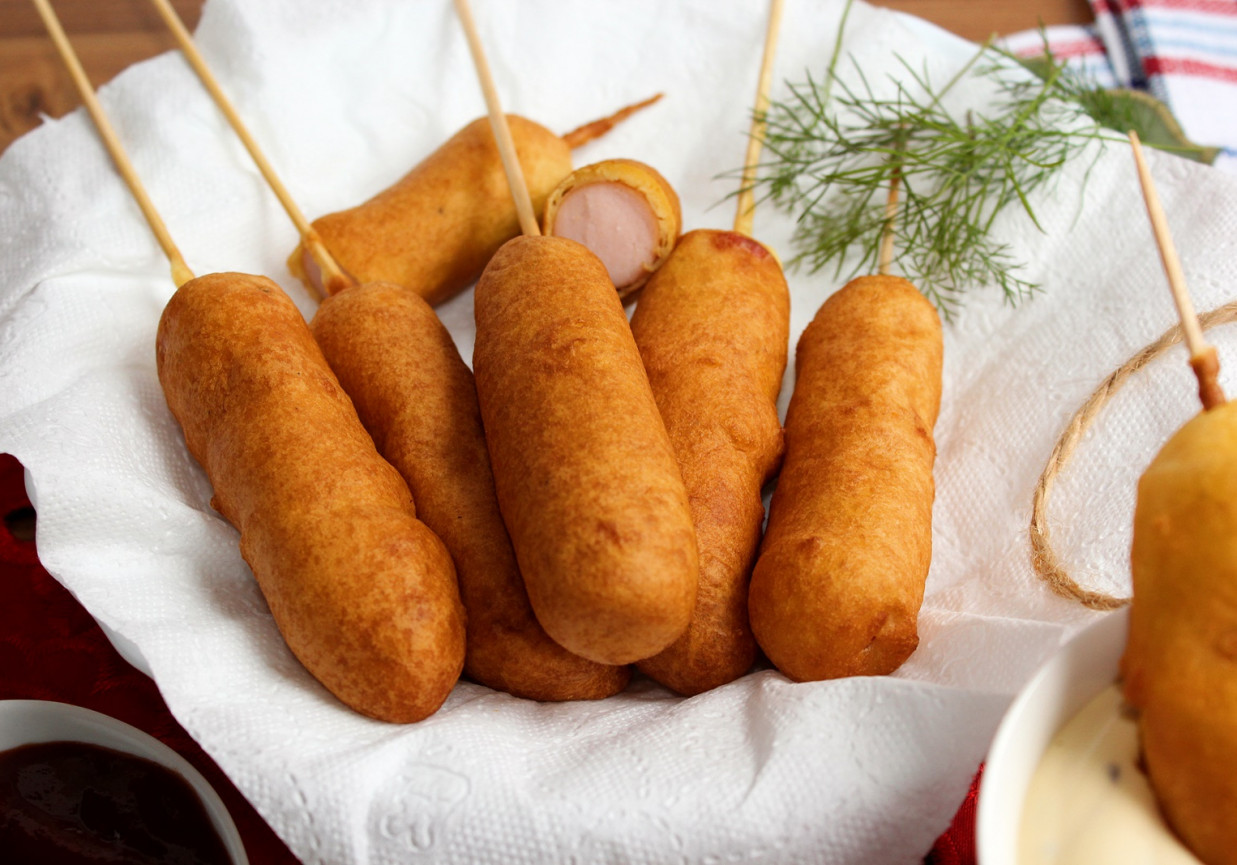 Corn dogi - parówki w cieście kukurydzianym w stylu amerykańskim foto