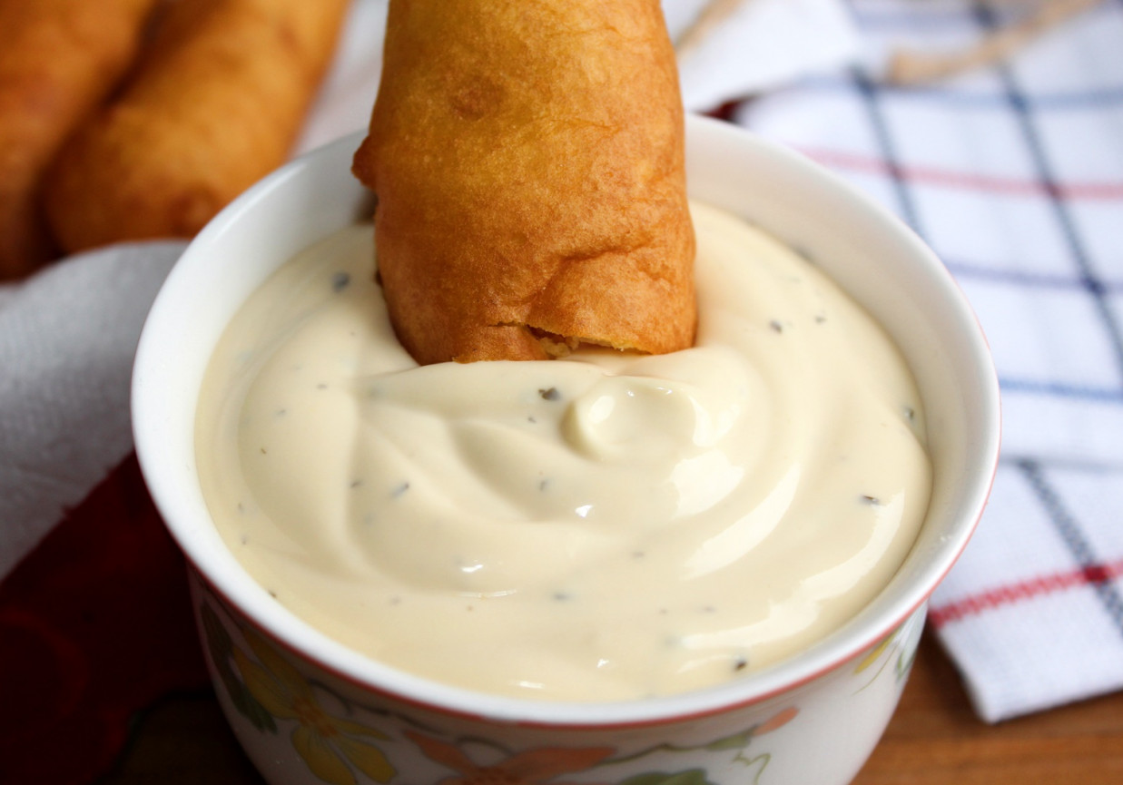 Corn dogi - parówki w cieście kukurydzianym w stylu amerykańskim foto