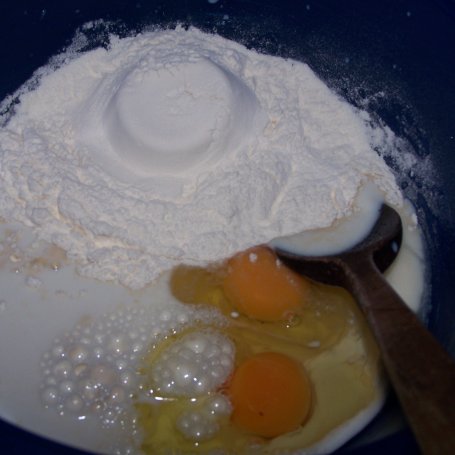 Krok 3 - Coś dla moich dzieci, czyli drożdżowe racuszki z truskawkami :) foto