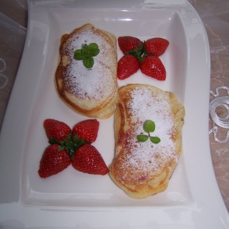 Krok 9 - Coś dla moich dzieci, czyli drożdżowe racuszki z truskawkami :) foto