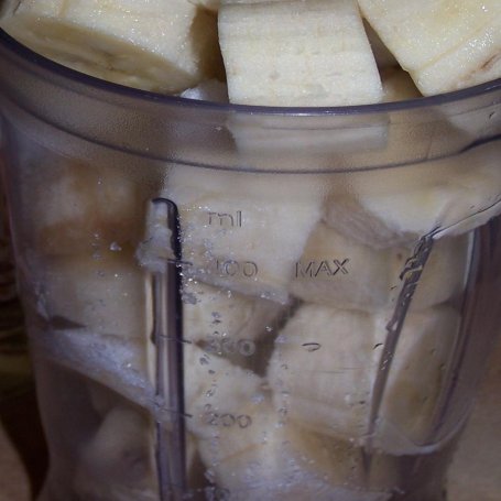 Krok 1 - Coś na słodko z bananami, czyli ciasto na biszkoptach bez pieczenia. foto