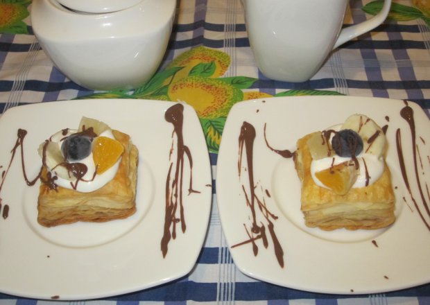 Fotografia przedstawiająca Coś na szybko do kawy, czyli francuskie kwadraty ze słodkim "wsadem" :)