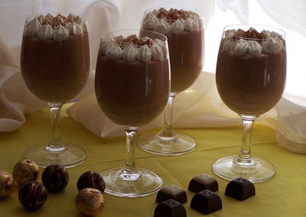 Fotografia przedstawiająca Coś słodkiego dla każdego, czyli czekoladowy mus z wiśniową nutką :)