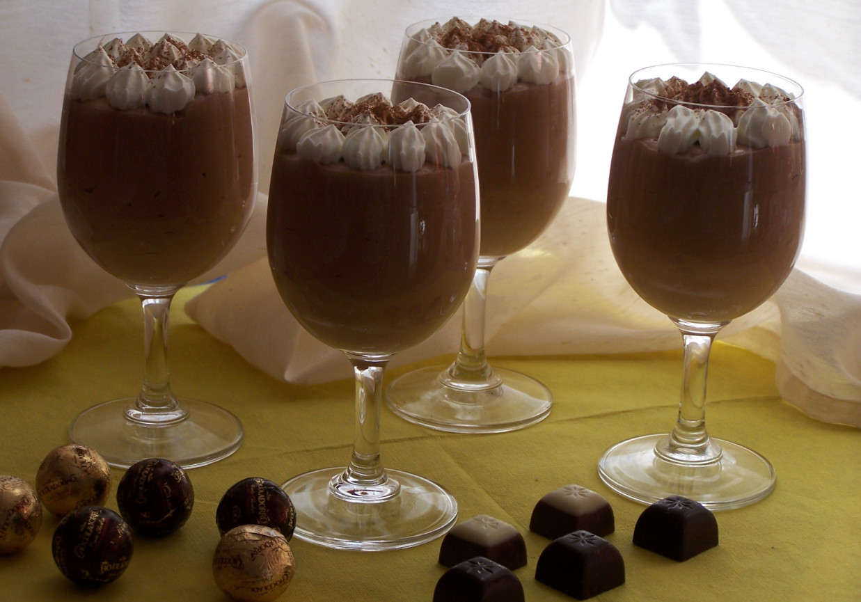 Coś słodkiego dla każdego, czyli czekoladowy mus z wiśniową nutką :) foto