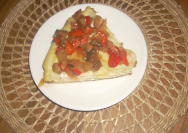 Fotografia przedstawiająca coś z makaronu- a'la pizza
