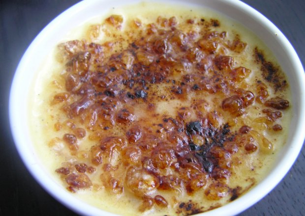 Fotografia przedstawiająca Crème brûlée z migdałami