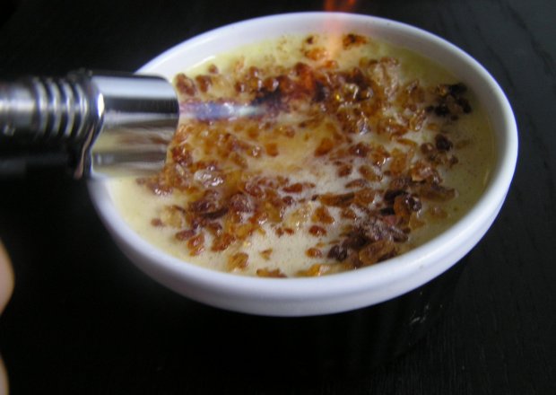Fotografia przedstawiająca Crème brûlée ze śliwką