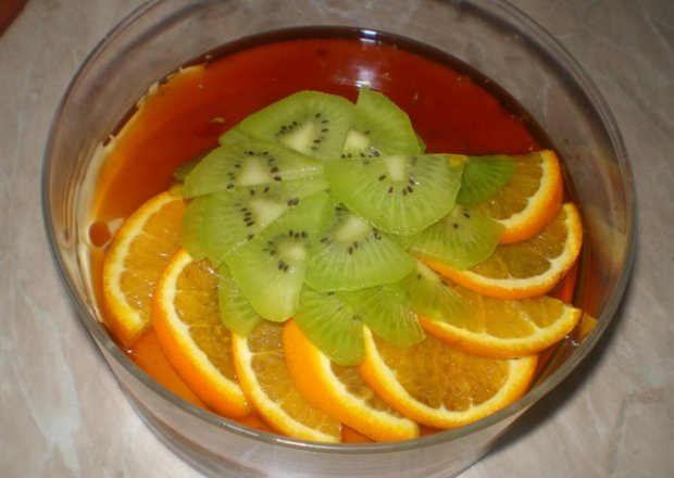 Fotografia przedstawiająca Creme Caramel z owocami