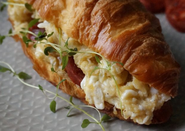 Fotografia przedstawiająca Croissant z jajecznicą i chorizo