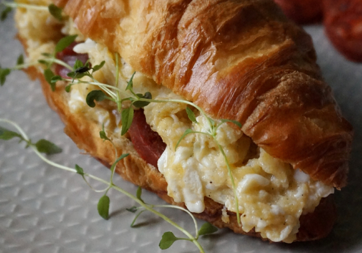 Croissant z jajecznicą i chorizo foto