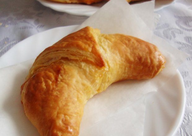 Fotografia przedstawiająca Croissanty (rogaliki) z kiełbasą, serem i papryką