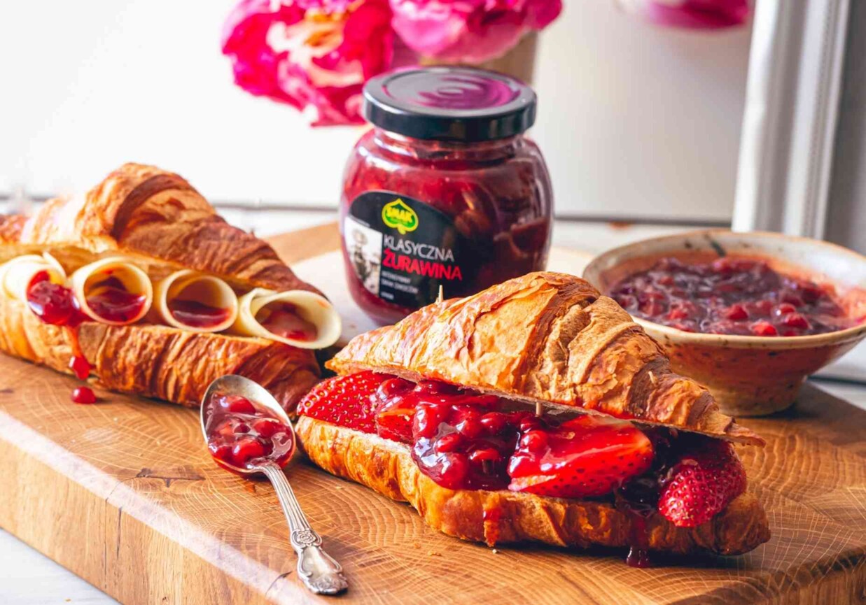 Croissanty z truskawkami, malinami i żurawiną foto