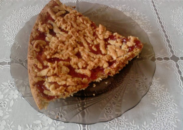 Fotografia przedstawiająca CROSTATA - ciasto kruche z dżemem truskawkowym
