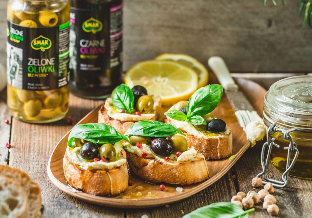 Crostini z hummusem i oliwkami foto