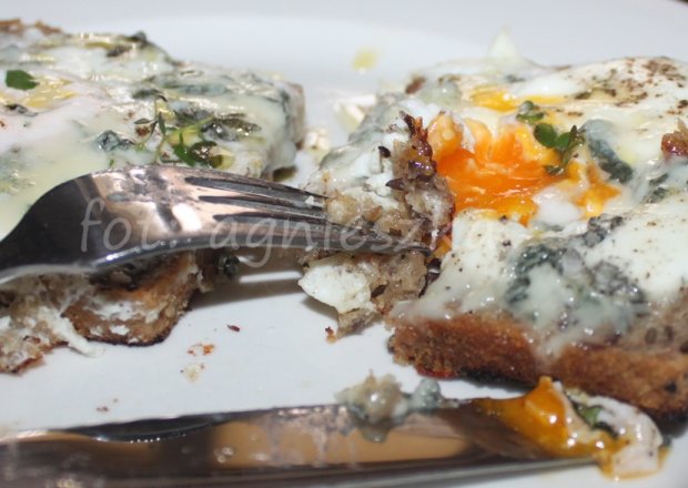 Fotografia przedstawiająca crostini z jajkiem i gorgonzolą