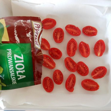 Krok 1 - Crostini z ricottą i pieczonymi pomidorkami w ziołach prowansalskich foto