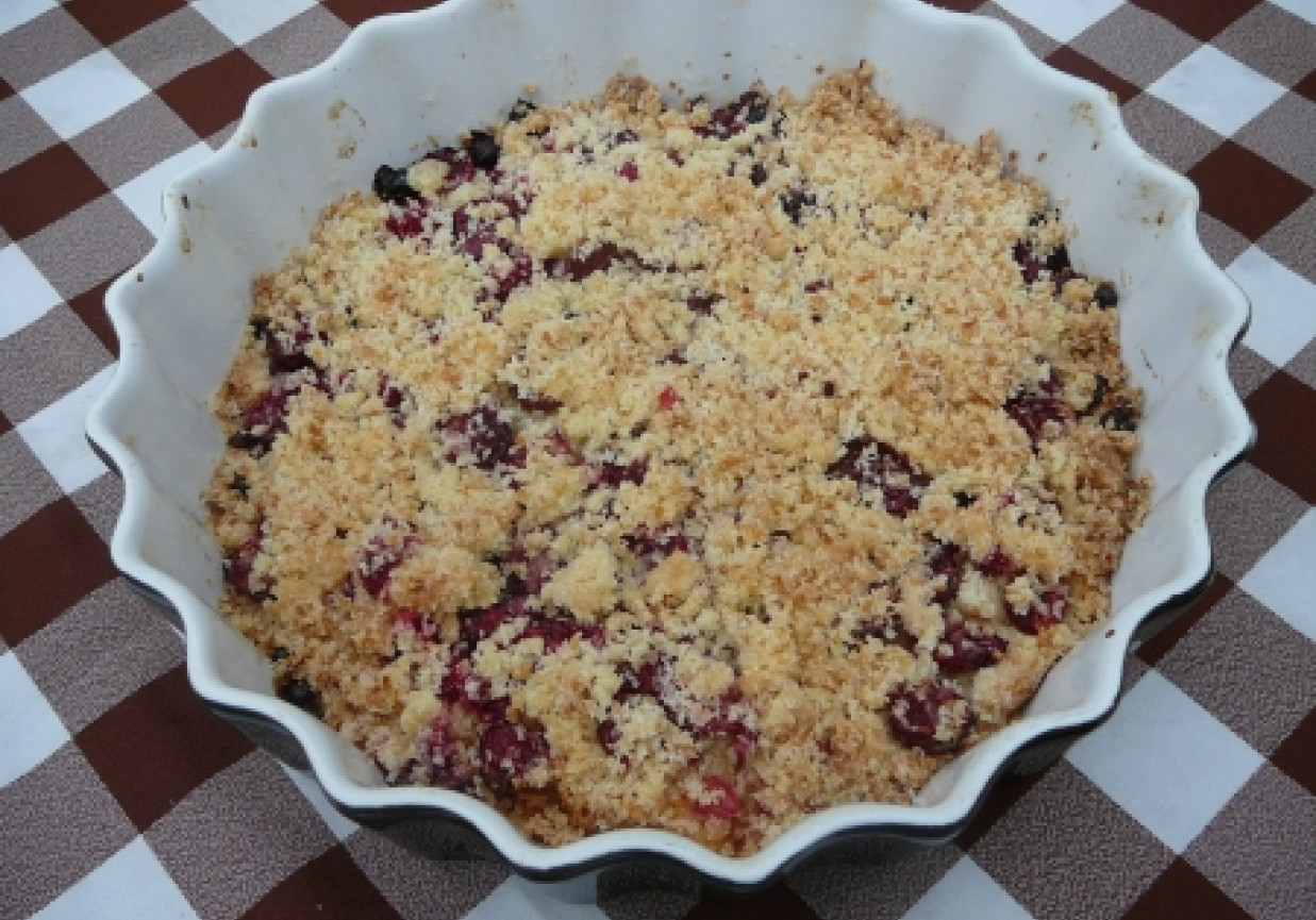 crumble czereśniowe w kokosowej kruszonce foto