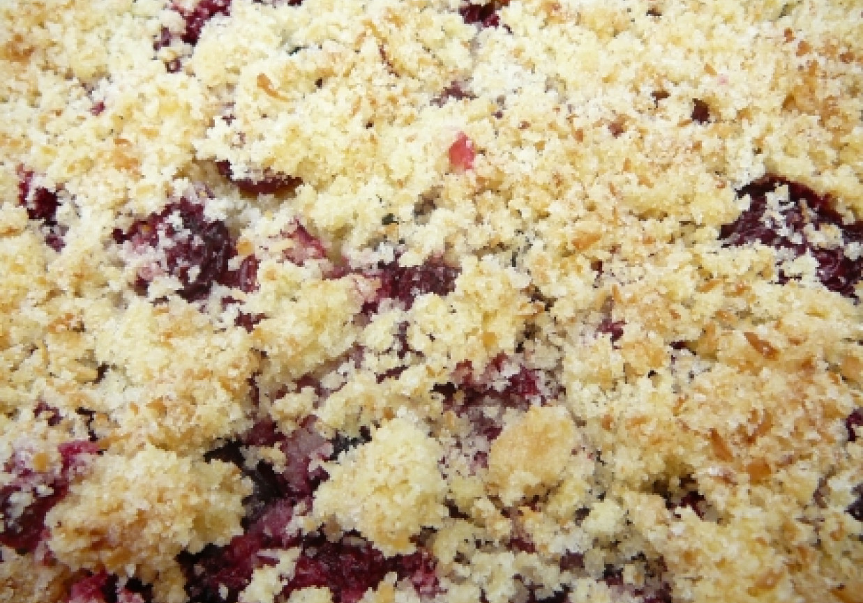 crumble czereśniowe w kokosowej kruszonce foto