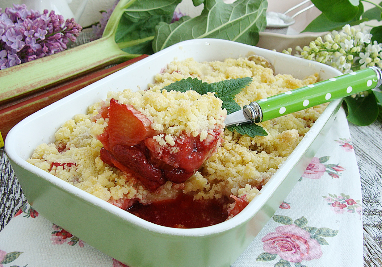 Crumble z truskawkami i rabarbarem foto