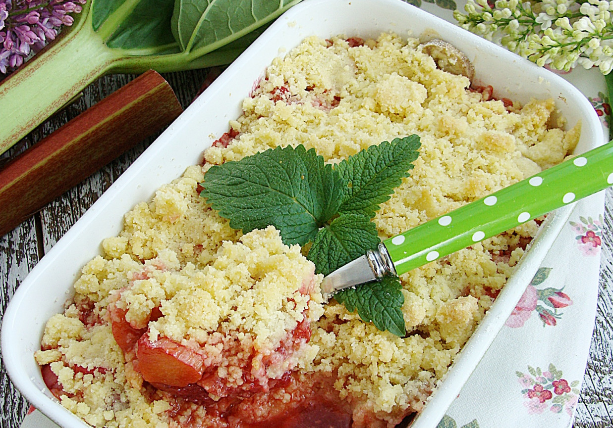 Crumble z truskawkami i rabarbarem foto
