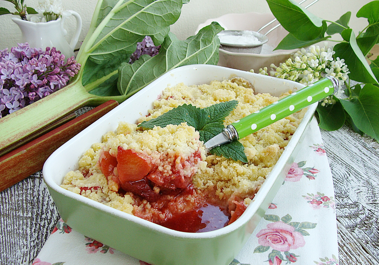 Crumble z truskawkami i rabarbarem foto