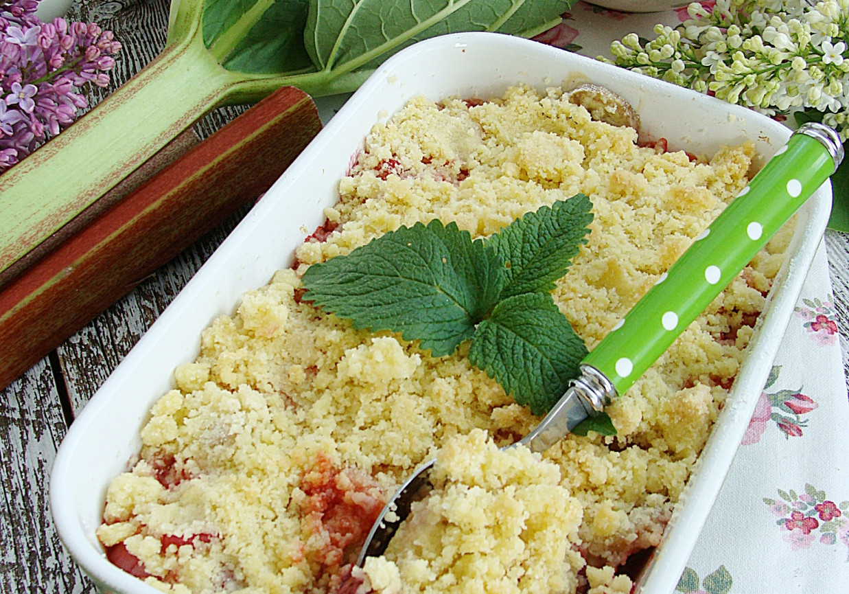 Crumble z truskawkami i rabarbarem foto