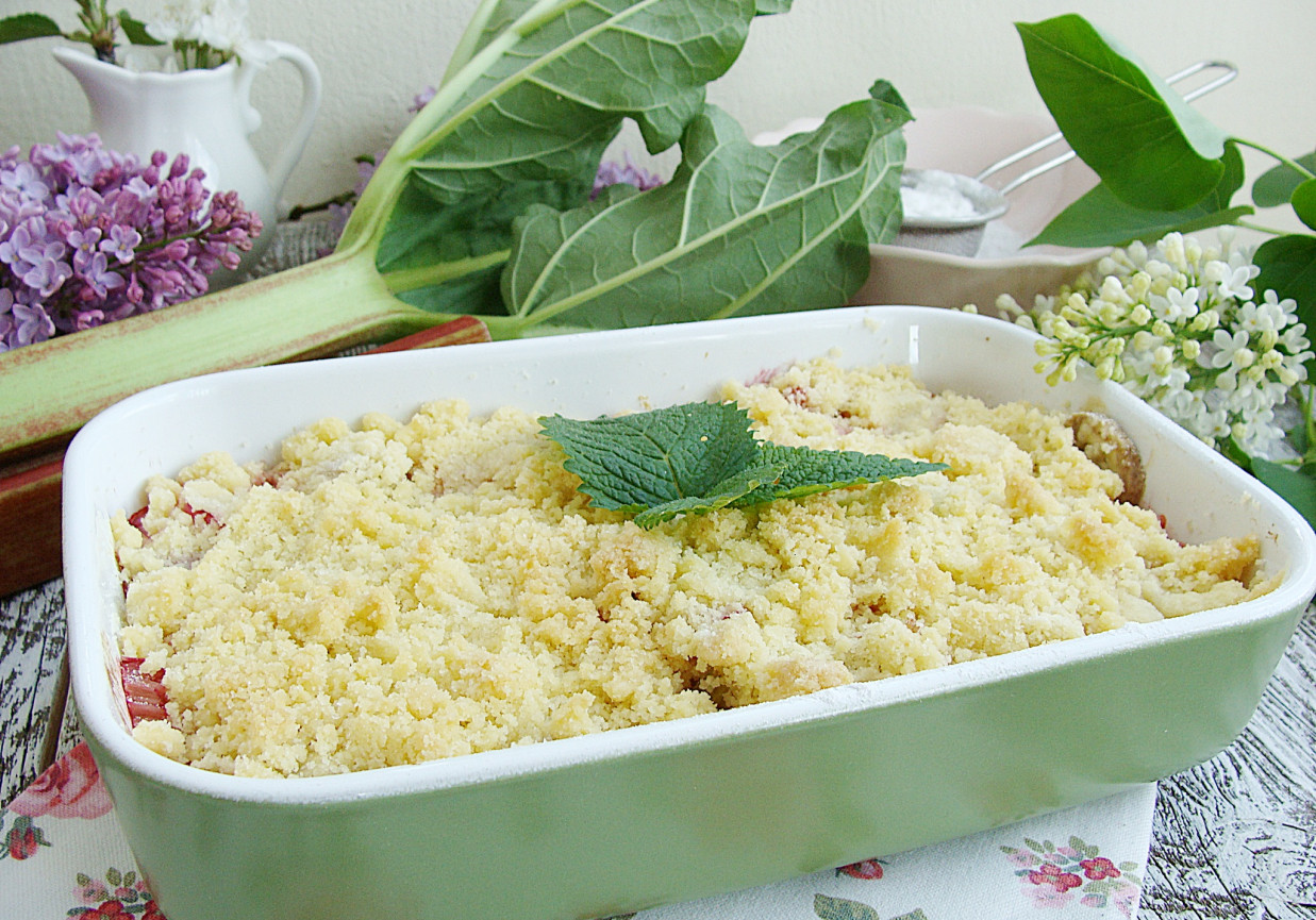 Crumble z truskawkami i rabarbarem foto