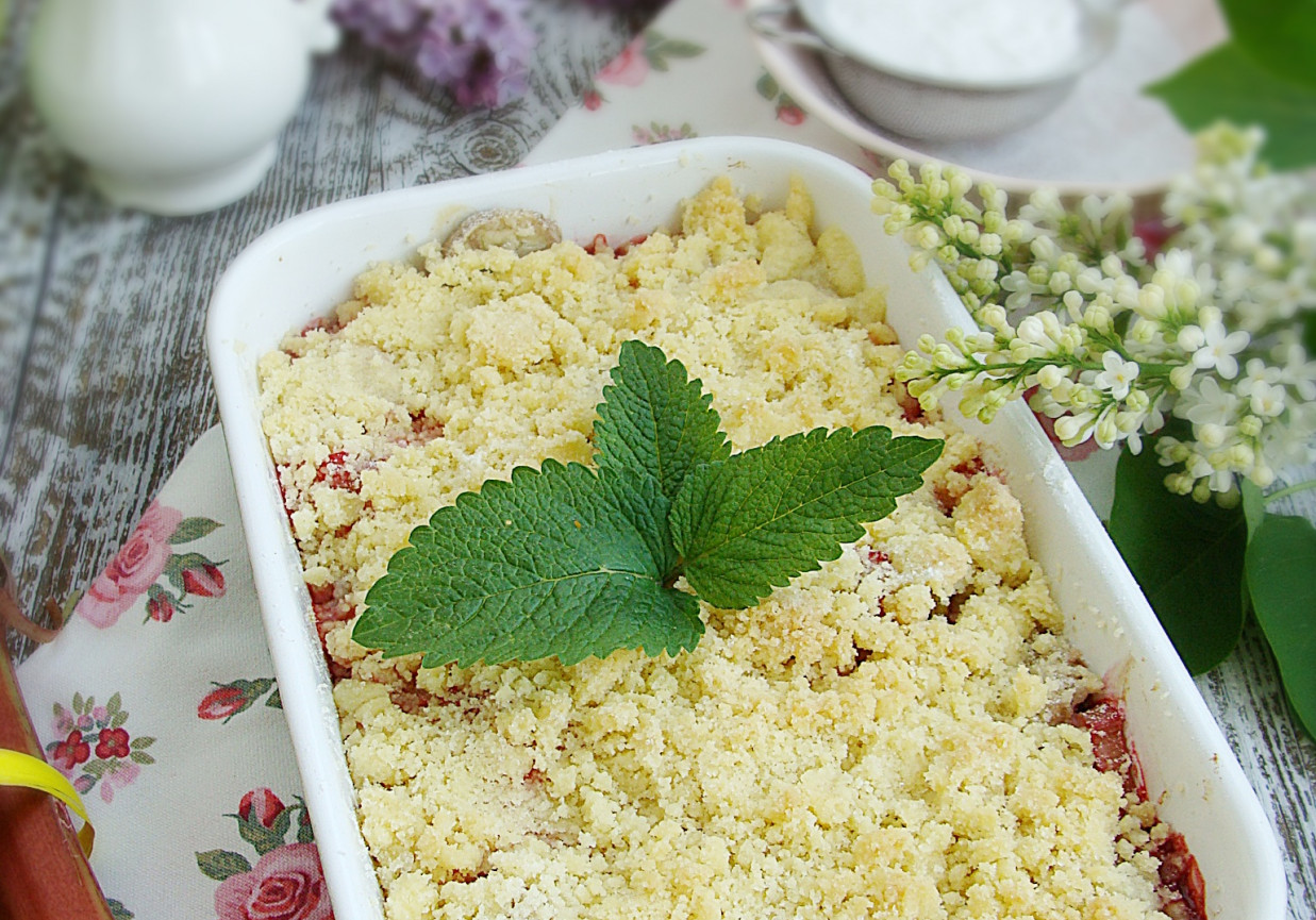 Crumble z truskawkami i rabarbarem foto