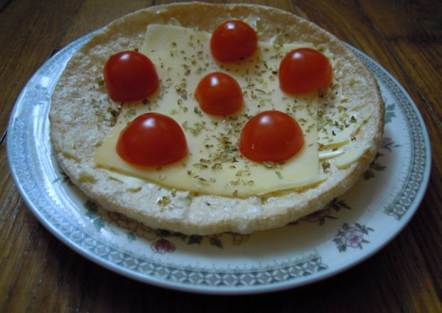 Fotografia przedstawiająca Crunchella z żóltym serem i pomidorkami koktajlowymi