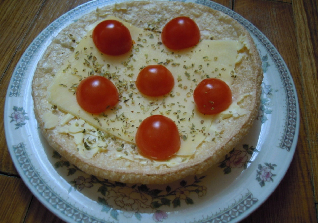 Crunchella z żóltym serem i pomidorkami koktajlowymi foto