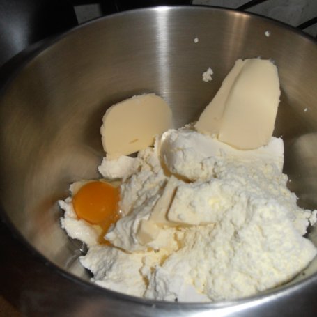 Krok 3 - Cudaczek serowo-wiśniowy z kremem foto