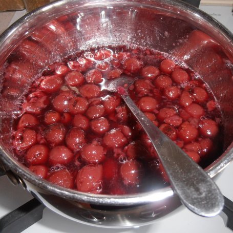 Krok 5 - Cudaczek serowo-wiśniowy z kremem foto
