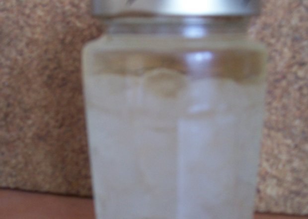 Fotografia przedstawiająca cukier kandyzowany w białym rumie