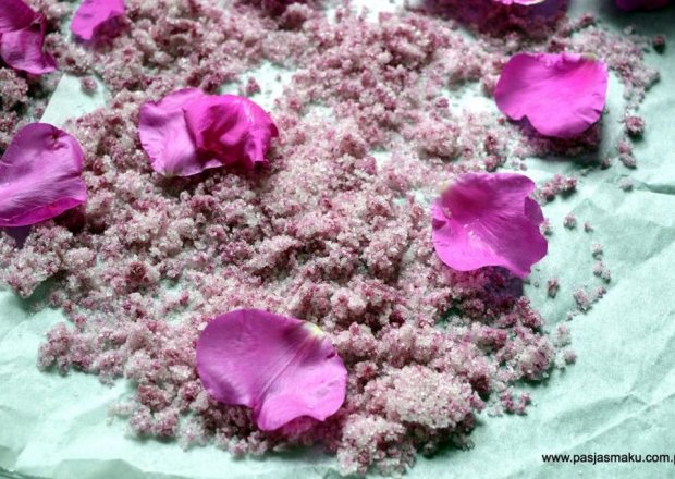 Fotografia przedstawiająca Cukier różany (z płatków róż) / Rose petals sugar