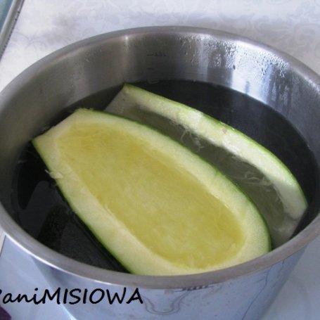 Krok 1 - Cukinia faszerowana kurczakiem w sosie pomidorowym foto