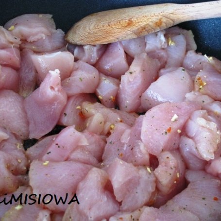 Krok 2 - Cukinia faszerowana kurczakiem w sosie pomidorowym foto