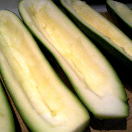 Krok 1 - Cukinia faszerowana kuskusem, pomidorami i mozzarellą foto