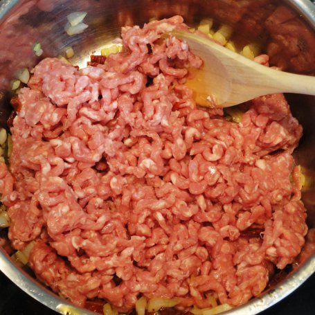 Krok 2 - Cukinia faszerowana mięsem i pomidorami z cynamonem foto