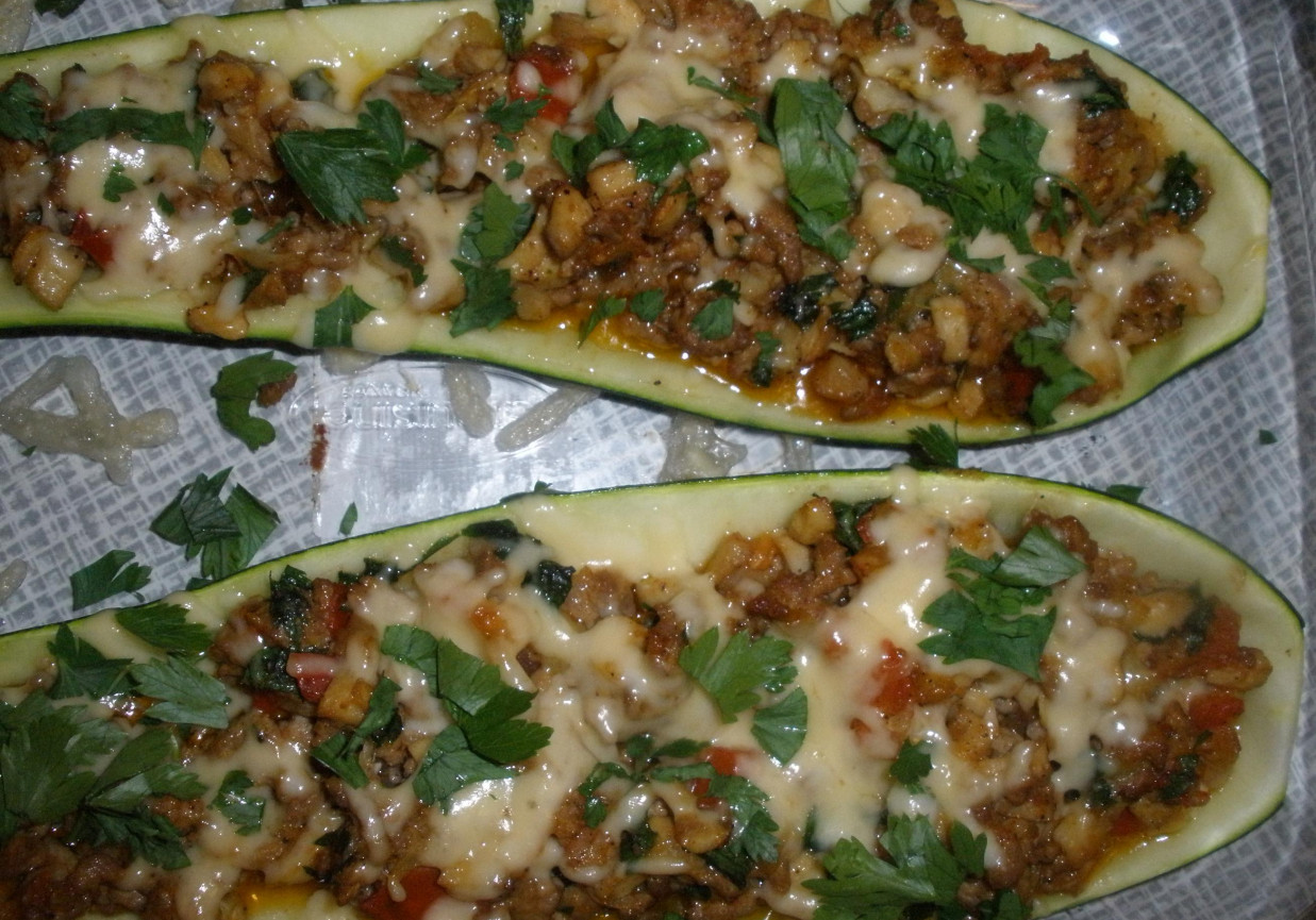 Cukinia faszerowana mięsem mielonym i pieczarkami foto