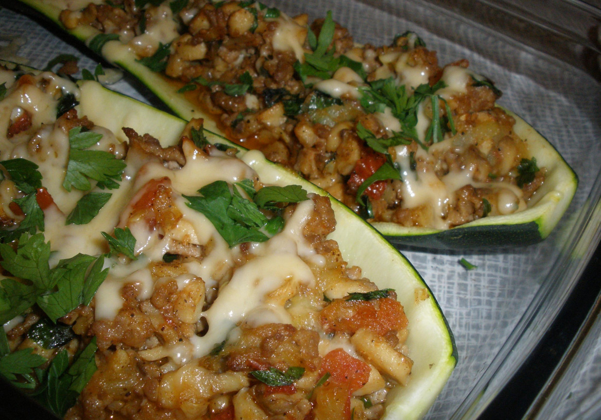 Cukinia faszerowana mięsem mielonym i pieczarkami foto