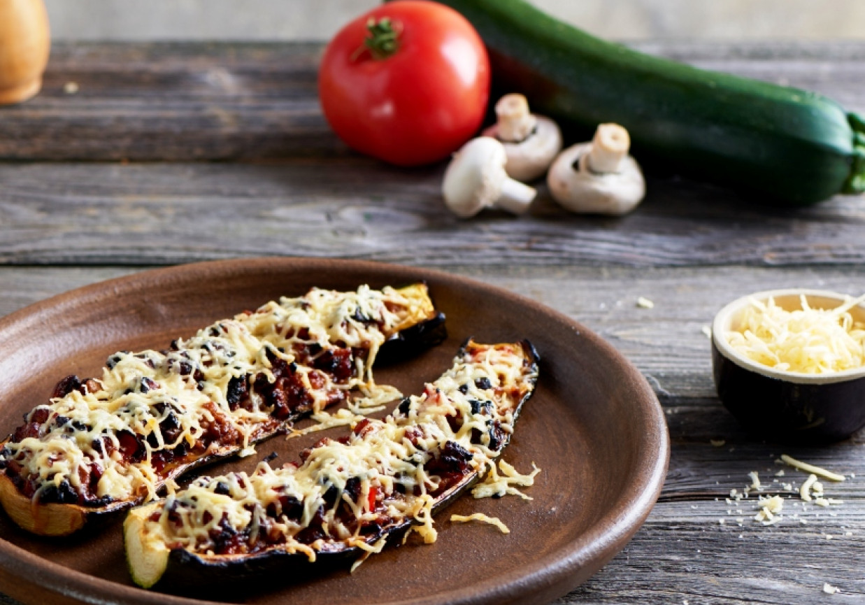 Cukinia faszerowana mięsem mielonym i pieczarkami foto