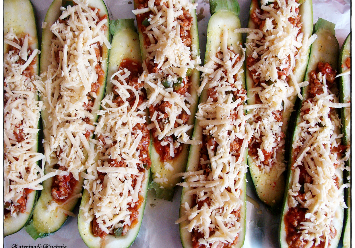 Cukinia zapiekana z mięsem mielonym i serem żółtym foto