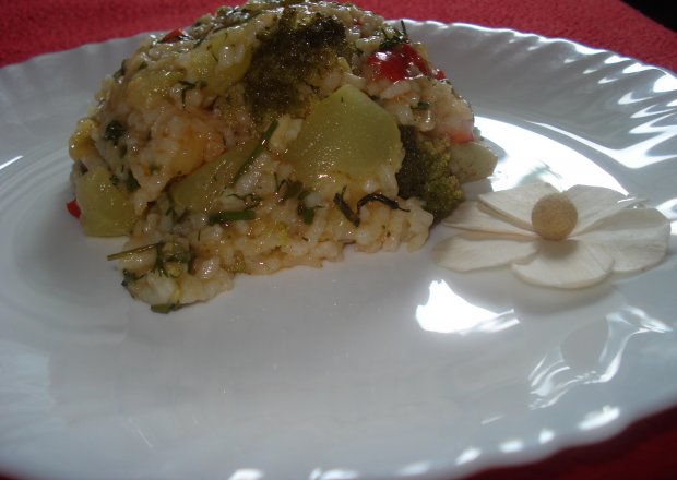 Fotografia przedstawiająca Cukinia i inne warzywa z ryżem-danie na jednej patelni