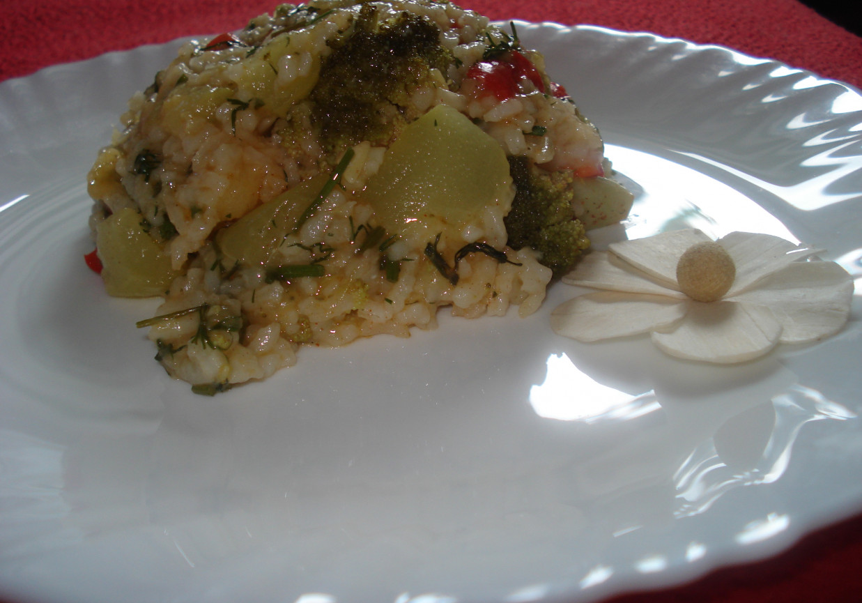 Cukinia i inne warzywa z ryżem-danie na jednej patelni foto