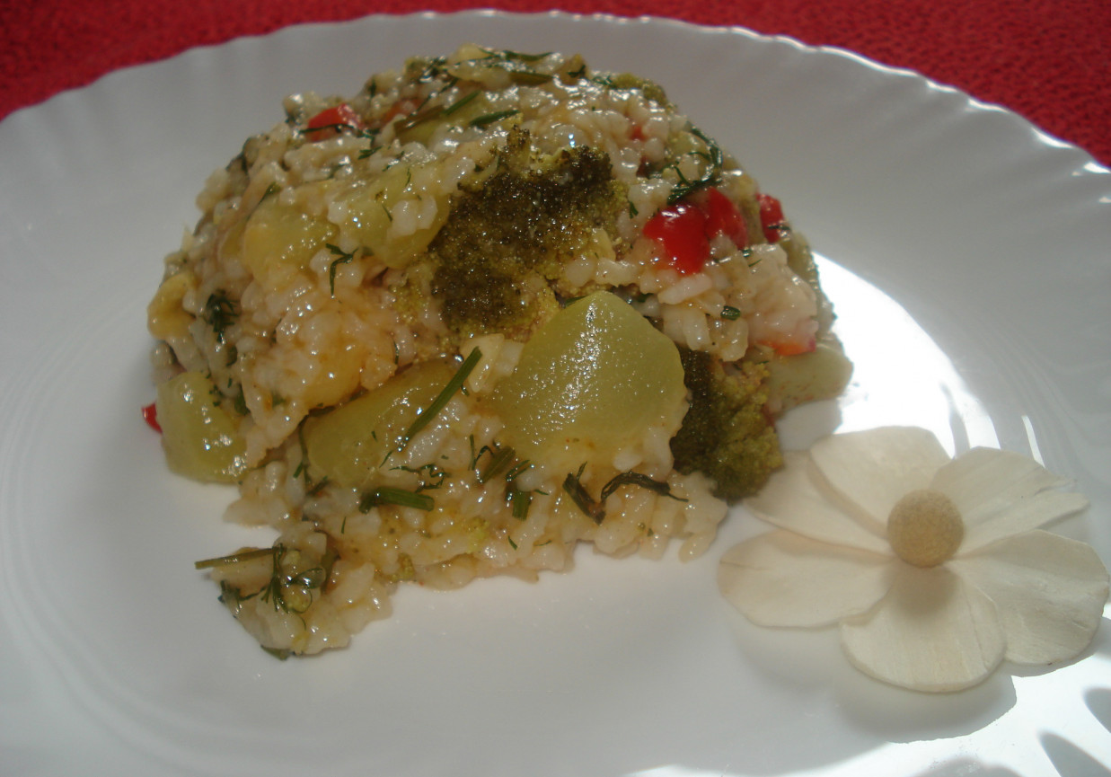 Cukinia i inne warzywa z ryżem-danie na jednej patelni foto
