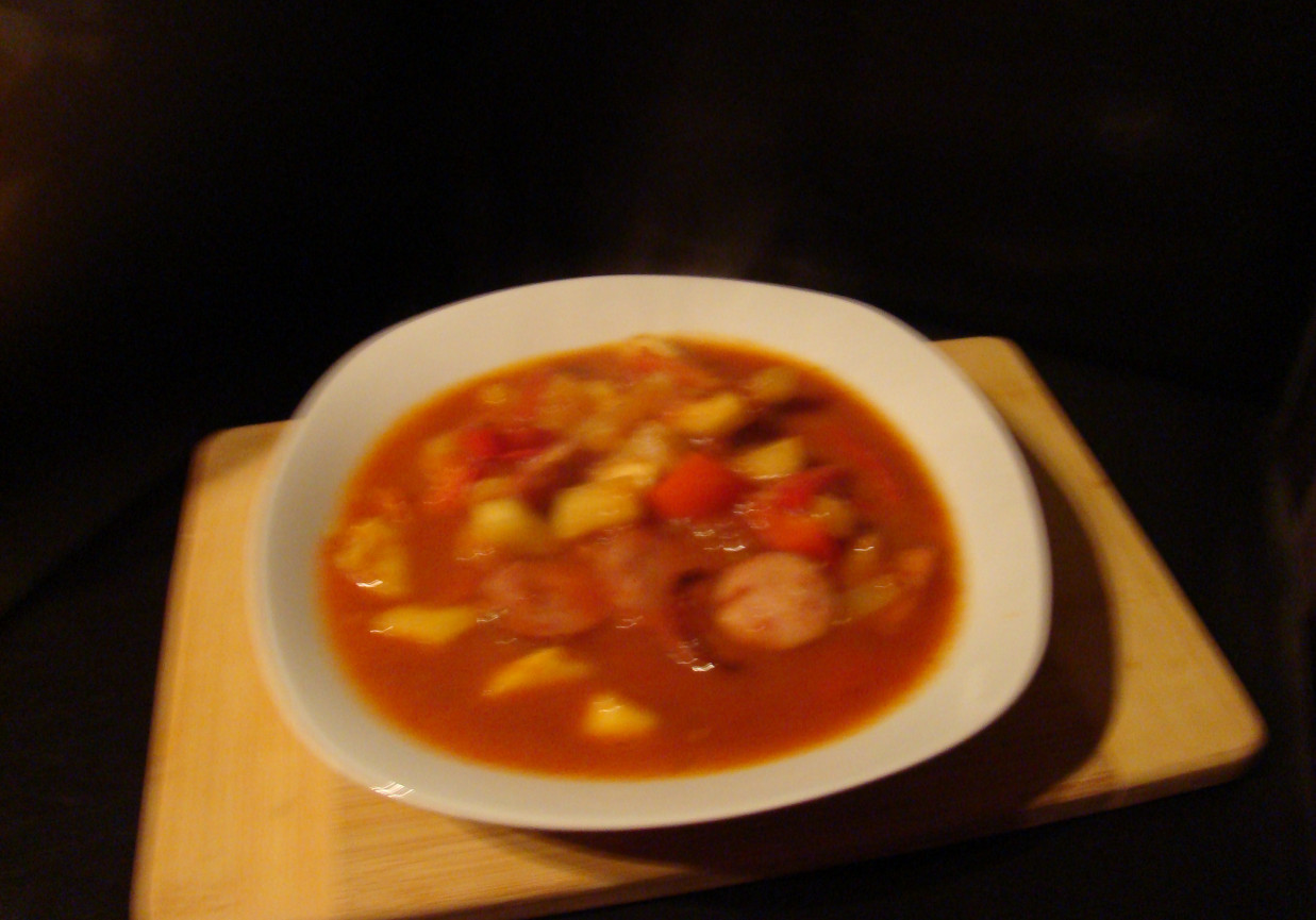 Cukinia i papryka w sosie pomidorowym z kiełbaską foto