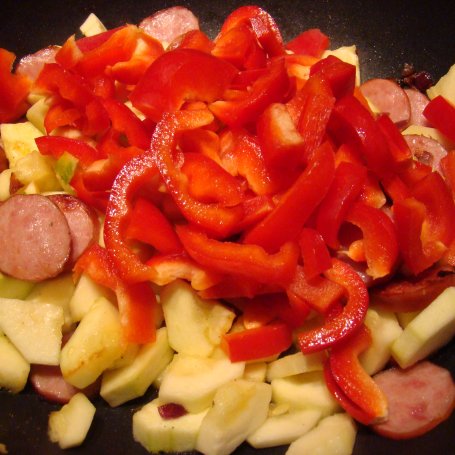 Krok 4 - Cukinia i papryka w sosie pomidorowym z kiełbaską foto