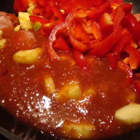 Krok 5 - Cukinia i papryka w sosie pomidorowym z kiełbaską foto