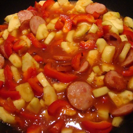 Krok 6 - Cukinia i papryka w sosie pomidorowym z kiełbaską foto