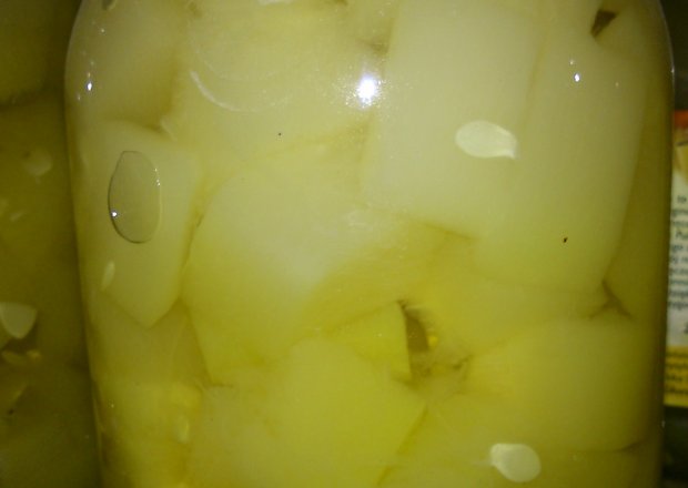 Fotografia przedstawiająca Cukinia marynowana w cytrynowej zalewie